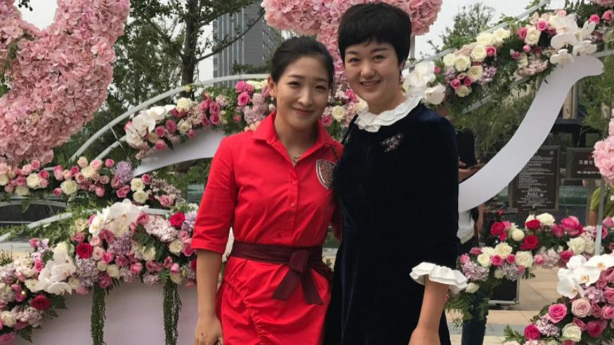 在刘诗雯的身边，这位穿黑裙的女子，是来自辽宁的乒乓球世界冠军