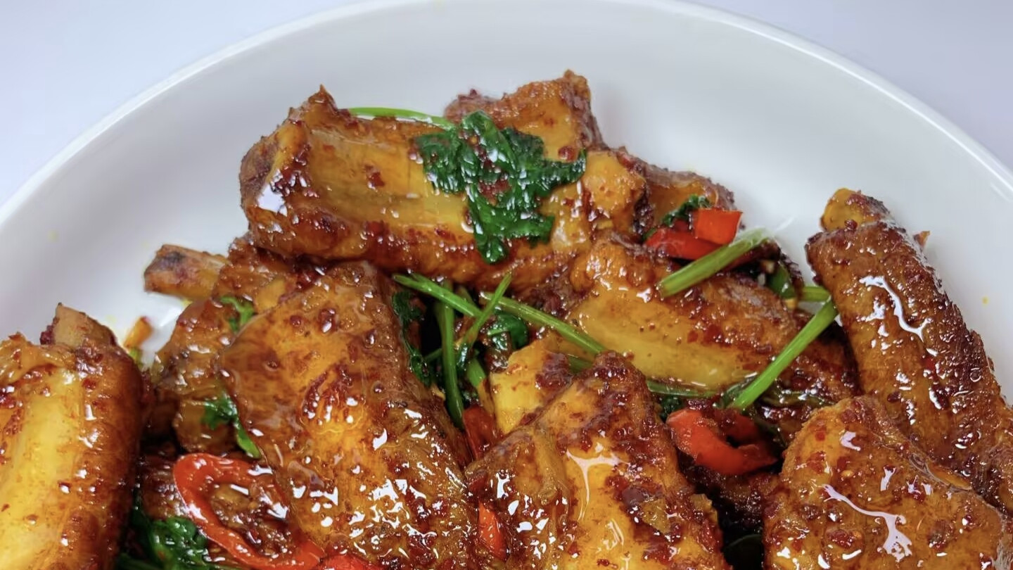 江西辣排骨：一口入魂的香辣暴击，啃到连骨头都想嗦干净！