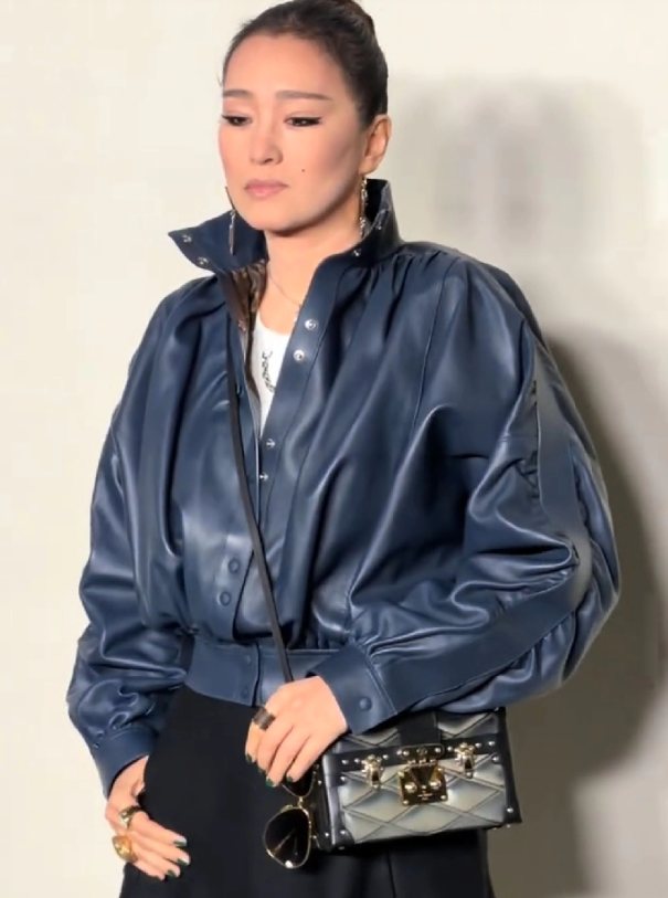 巩俐眼里有睥睨一切的气势，眼神里没有一点讨好
如果有，那也是只讨好自己，娱乐圈有