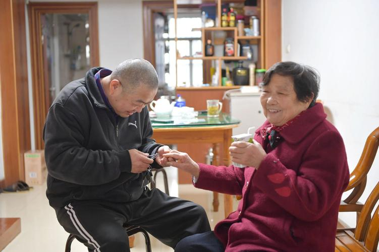 人老了最怕的不是病，是没人问。