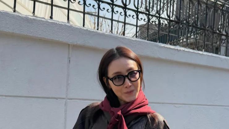 崔智友分享新照：皮衣牛仔裤显酷飒，为朋友庆生很开心！