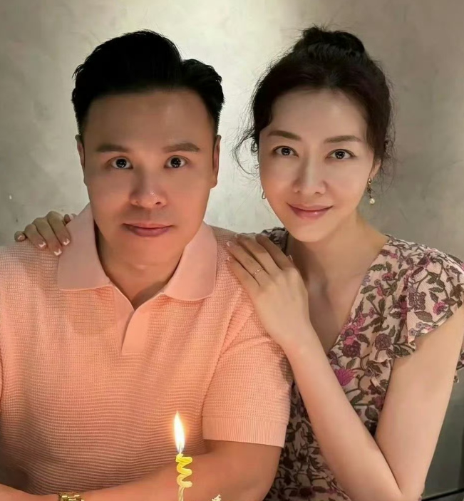 熊黛林我在家里照顾了三年孩子
天天在家和老公吵架，然后我老公说你出去工作吧，我喜