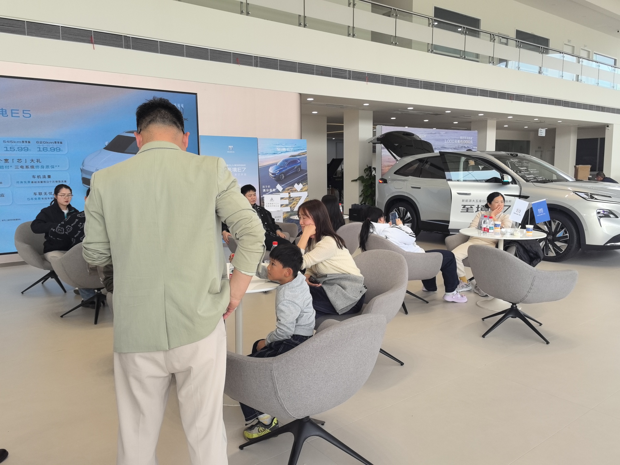 连眼睛保护都考虑到了，定价16-20万的别克至境E7让众多宝妈奶爸纷纷点赞。