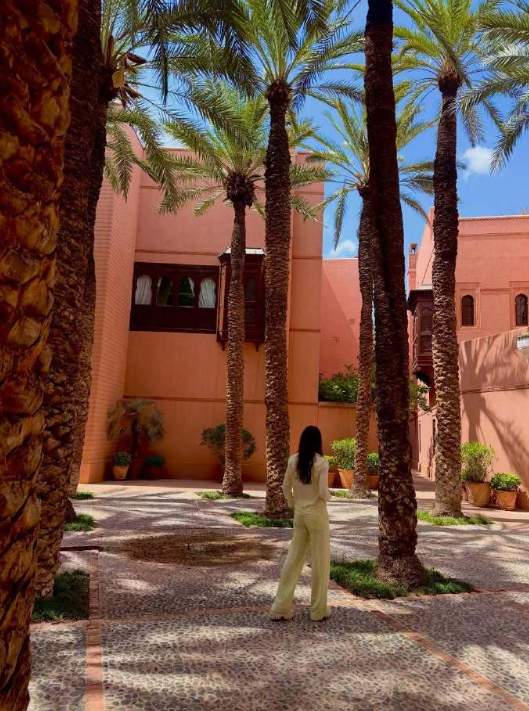 谷爱凌在摩洛哥出行，苏翊鸣在手机屏幕这头点了个赞。冠军之间的默契，不用说话，一个