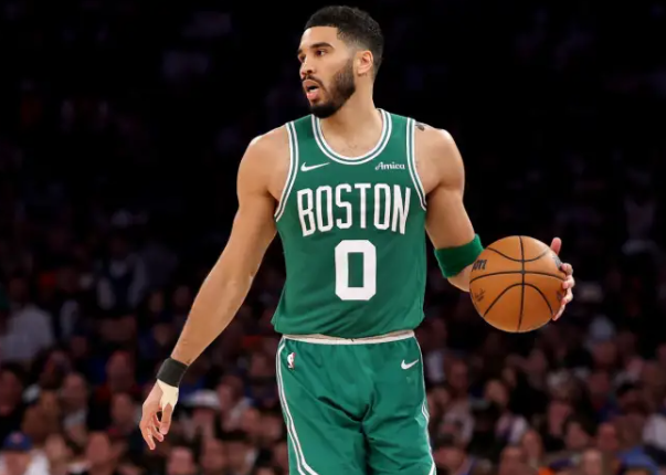 格兰特-威廉姆斯在节目中谈到了杰森-塔图姆与卢卡-东契奇的对比。在分别与两人并肩