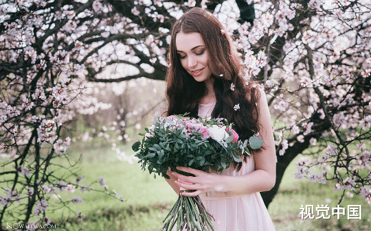 我因地震被活埋时，男友抱走了一旁的白月光，一年后我怀着双胞胎嫁给他死对头，他却崩溃了