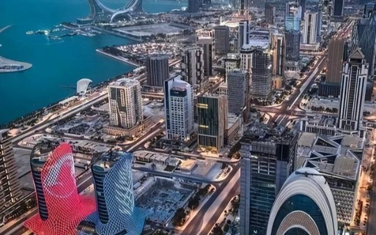 全世界最有钱的国家不是美国，而是卡塔尔，不仅教育医疗全包，国家还免费帮国民娶白人美女…