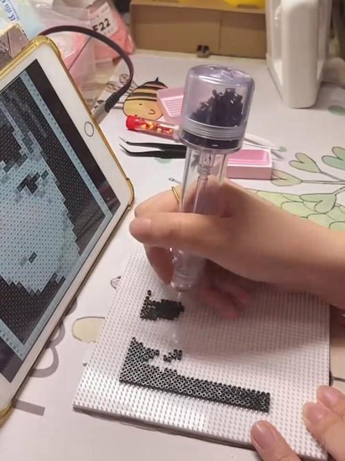 刷到了一个热搜，说的是今年3月，贵州一名女孩玩拼豆时，不幸触电离世。因为家里也有