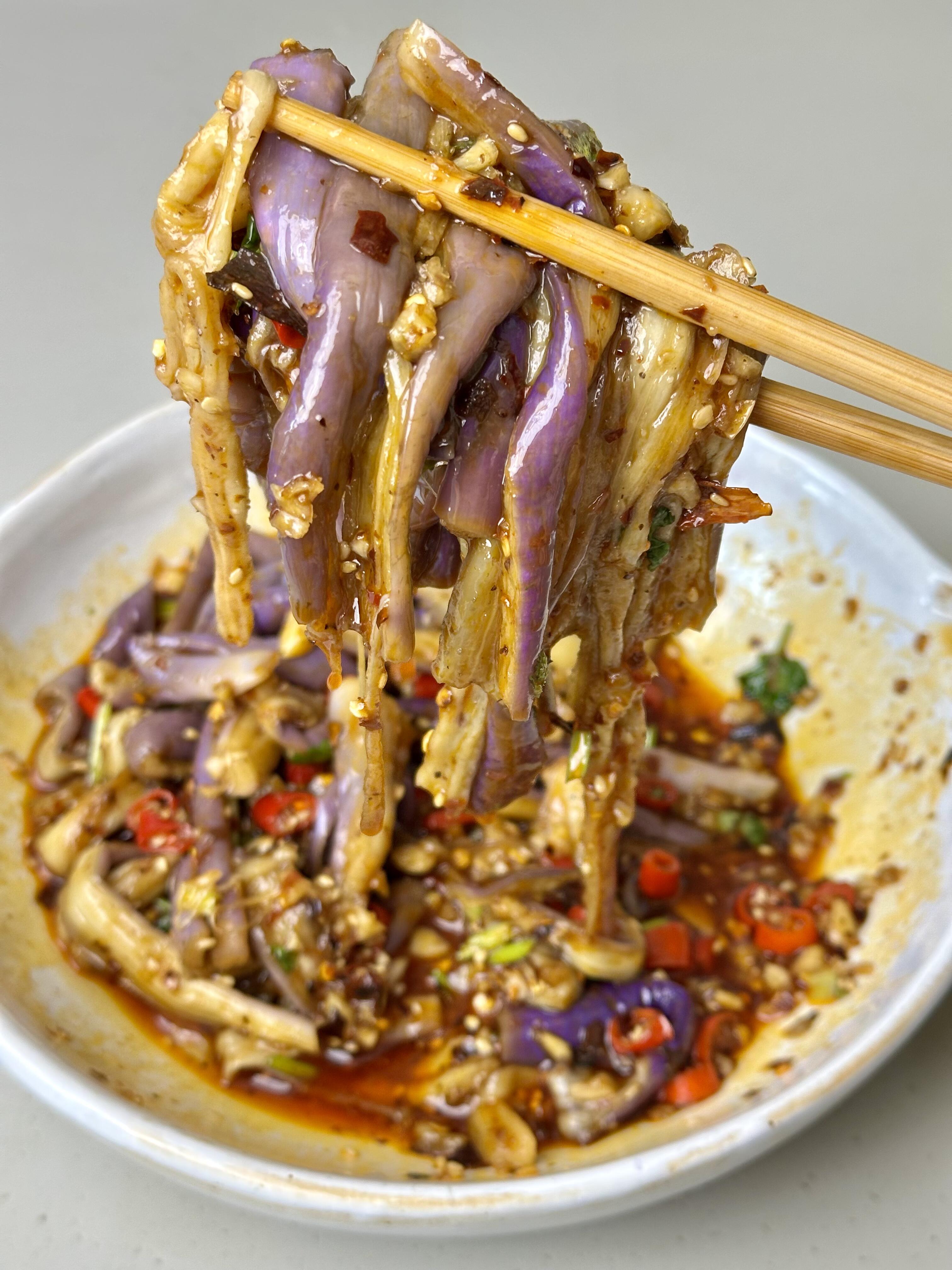 夏天必吃！凉拌茄子酸辣开胃，低卡还简单
家人们，夏天的凉拌菜清单必须有它！这道凉