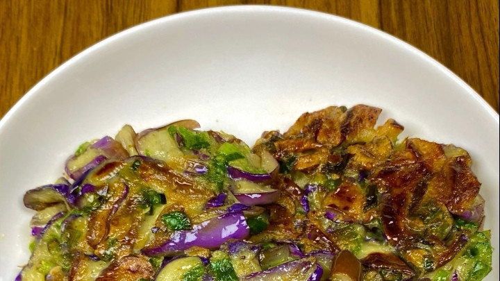 香酥软嫩，一口入魂：家常煎茄子饼的美味秘籍