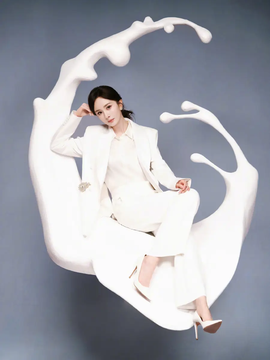 杨幂穿乳白色套装清新优雅，宛若泡在牛奶中香软甜美
