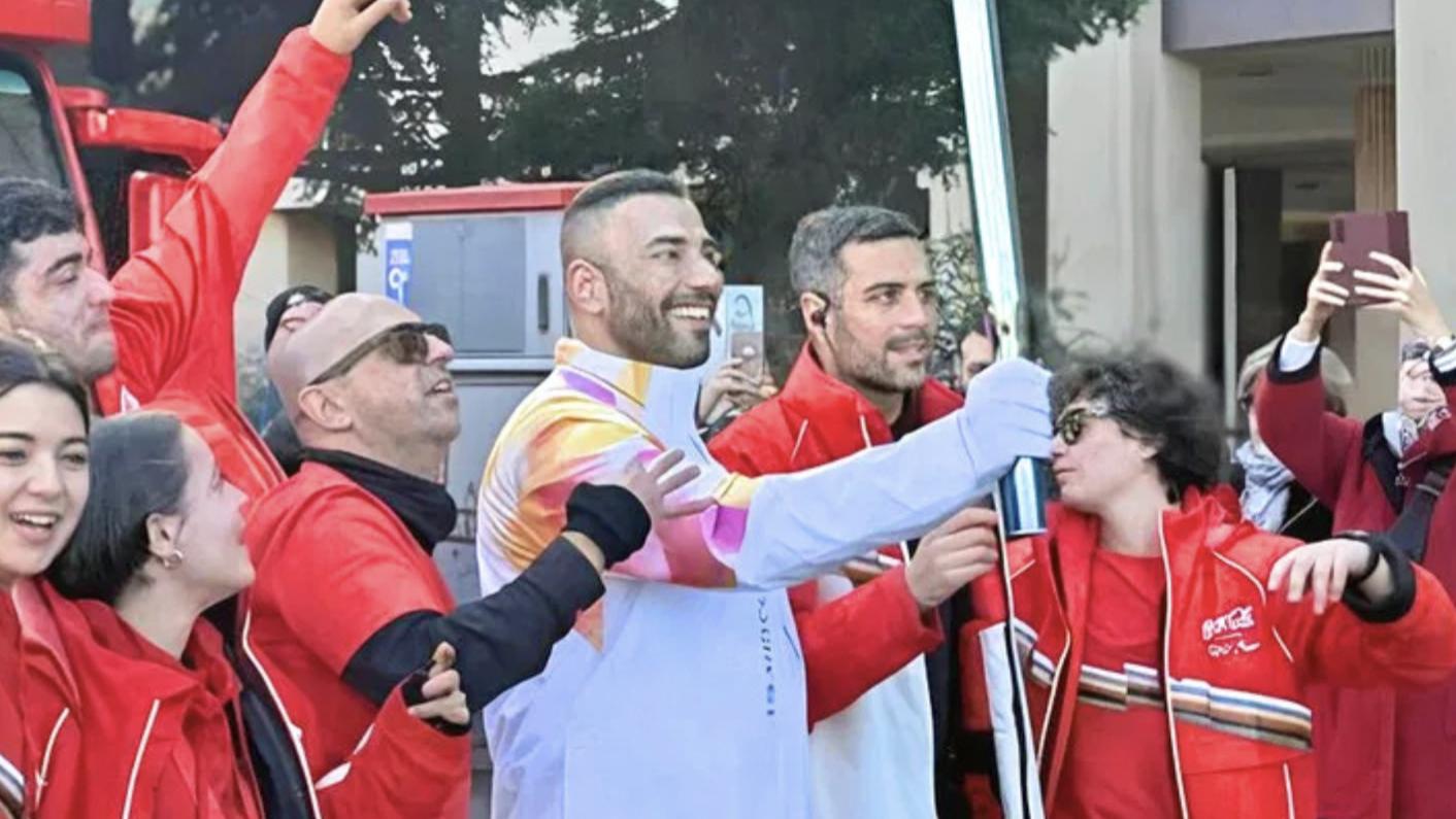 当奥运圣火遇见彩虹旗——他为整个群体接住火炬