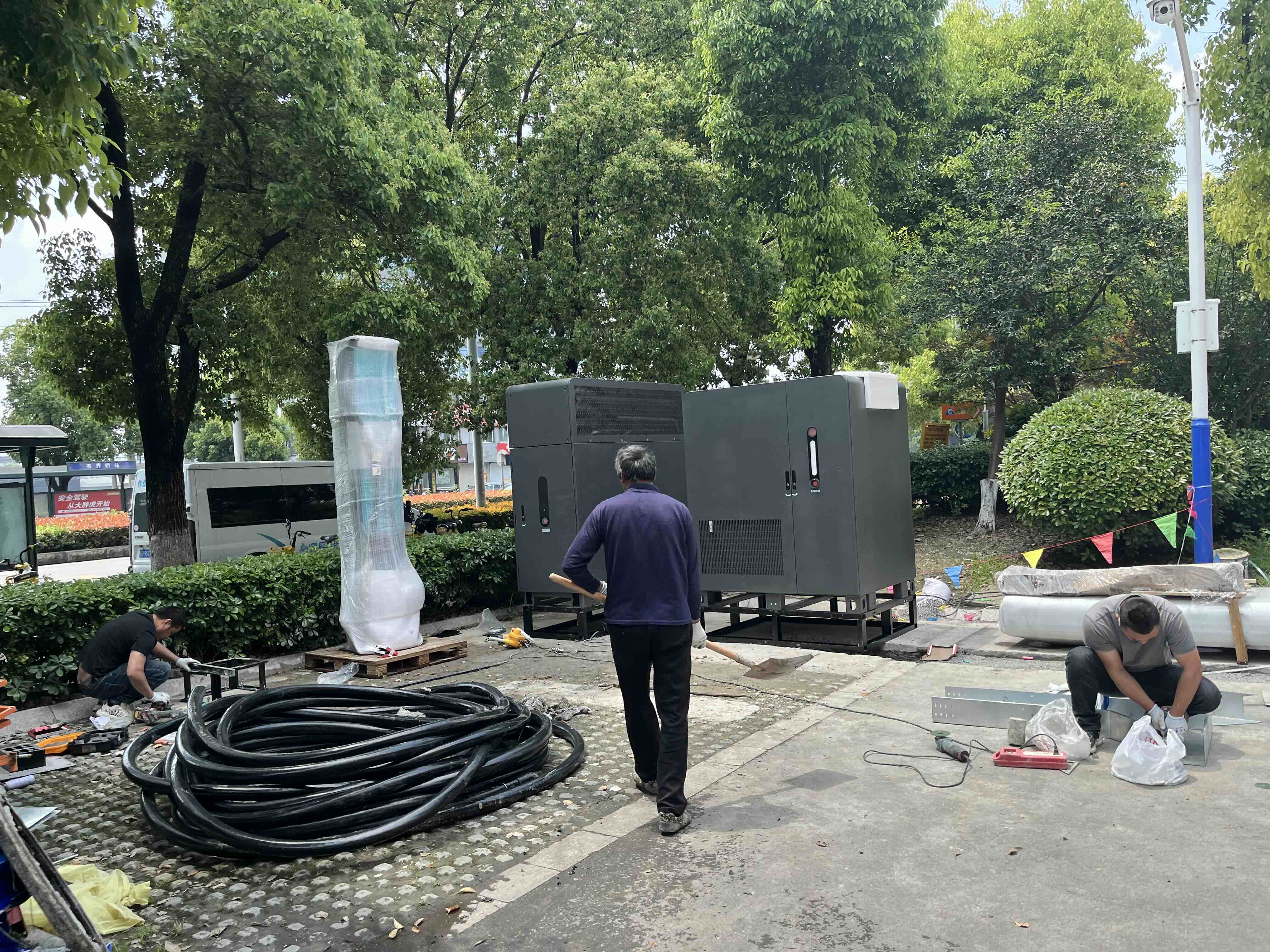 让我来猜下，看这天蓝颜色，这大概率就是比亚迪闪充了，5分钟吃好9分钟吃饱。一个3