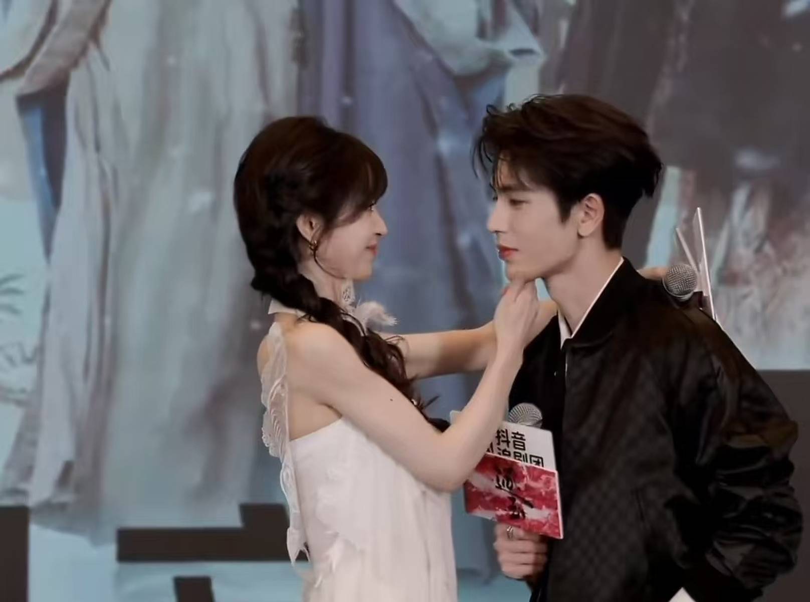 田曦薇张凌赫亲密挽肩默契十足 二人同框互动甜度超标