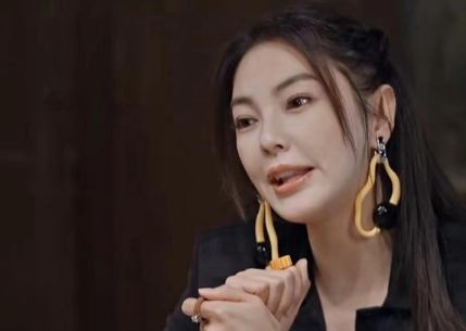 事情发生的时候，最害怕沉默
张雨绮辽宁春晚掉了，代言掉了，资源全掉了，她还一言不