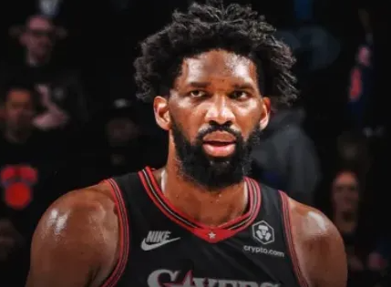 NBA常规赛，76人124-114战胜鹈鹕。赛后，乔尔-恩比德接受了了采访。
恩