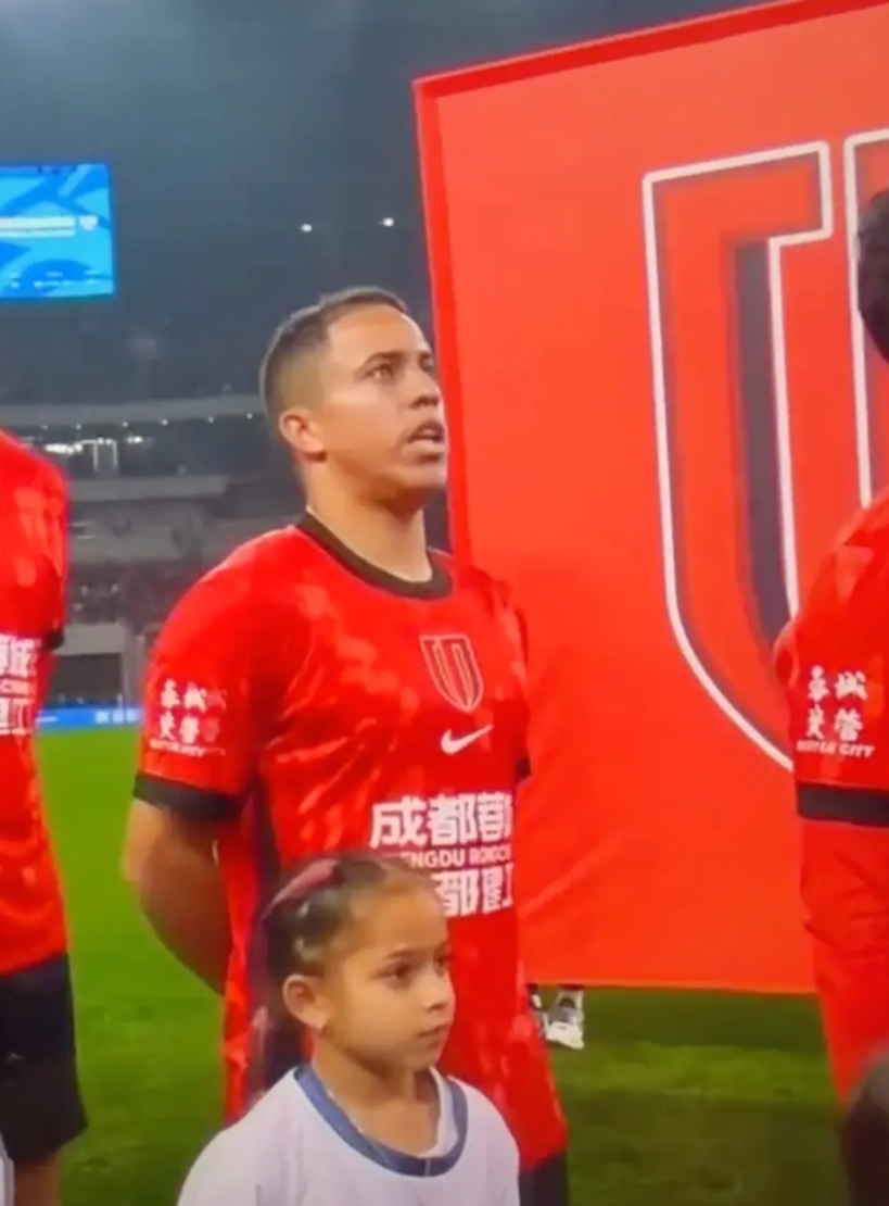 罗慕洛在开赛前高唱国歌，他的状态值得中国足协和成都蓉城归化吗
罗慕洛2021年夏