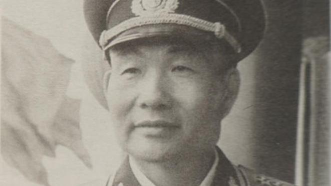 【肖劲光】主席大笑：空军司令刘亚楼晕飞机，你这海军司令晕船！