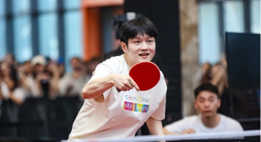 【樊振东为“乒超”助阵，还现场解锁了一个新身份】7月4日下午，2026上海乒乓球