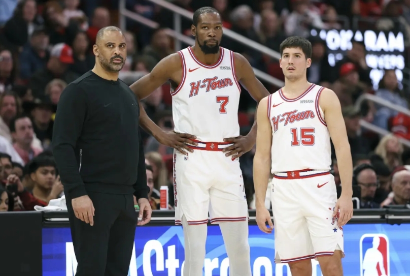 联盟应该查一下乌度卡！
火箭半场几乎被公牛打花，最主要的原因，除了防守强度不够之