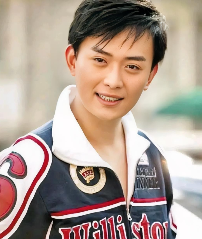 大家还记得这位男演员吗
他今年52岁，土生土长上海人，毕业于中央戏剧学院表演系，