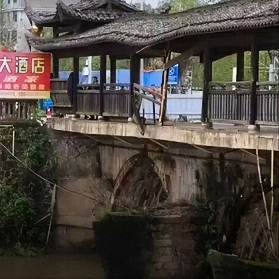 车辆坠河致5人遇难，包括一家三口