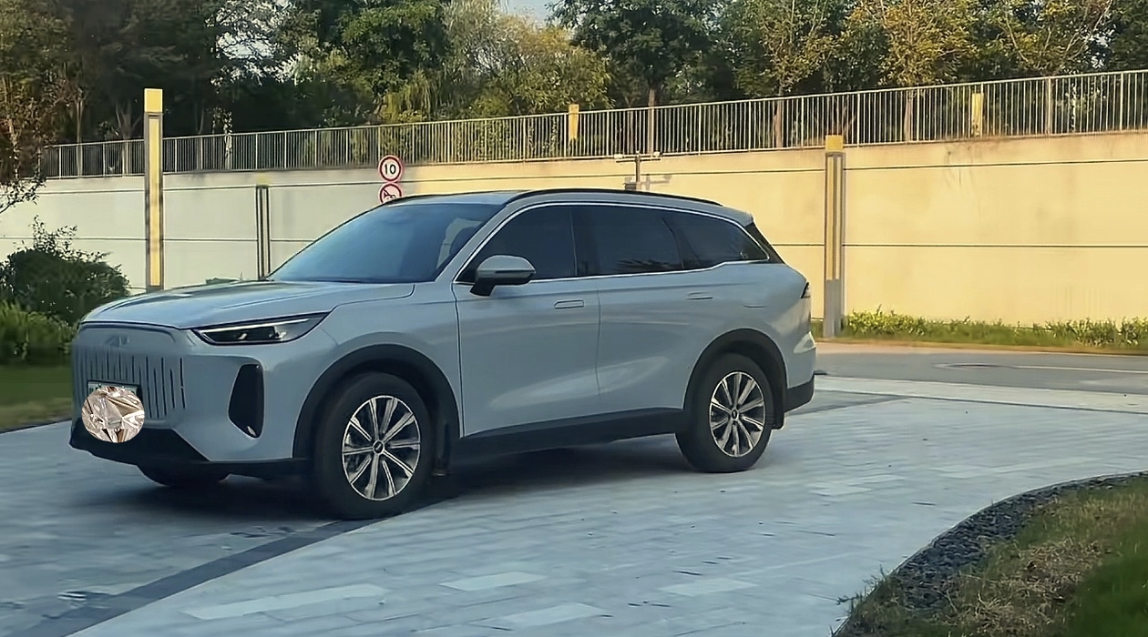 开了一年半，风云T9的外观依然耐看。前脸大气，侧面线条饱满，停在小区里常被邻居问