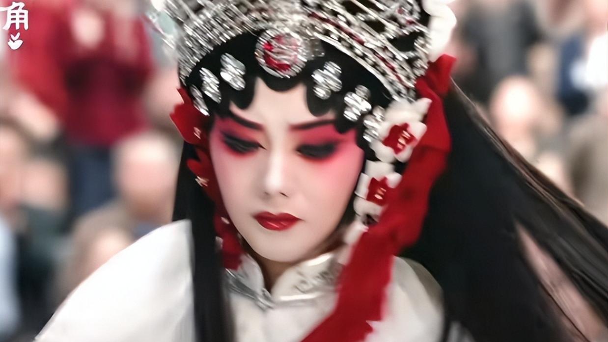 开局就碰瓷大美女、主角还疑似卖惨？看完三集后我终于印象改观