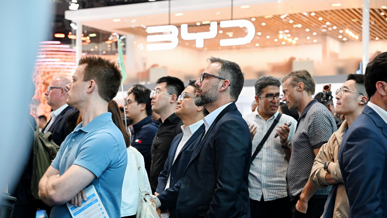 北京车展老外组团参观E3馆，比亚迪出海战略彰显硬核实力