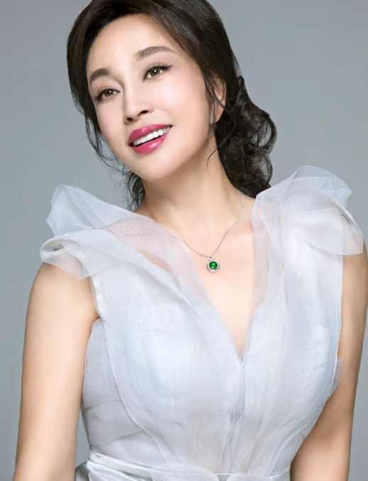 70+的刘晓庆生图曝光皮肤松弛皱纹明显
头顶假发，网友：这才是真实的老人样。
镜