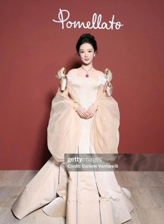 杨紫蝴蝶结泡泡袖高定🈶～盘发公主裙是在逃公主哇～随便一拍都好美，状态更是顶，就