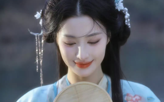 穿越过来时，刺客正来袭，我的侍卫为了保护女二，把我推了出去。 我被刺伤，险些丧命。系统解释：他是男三