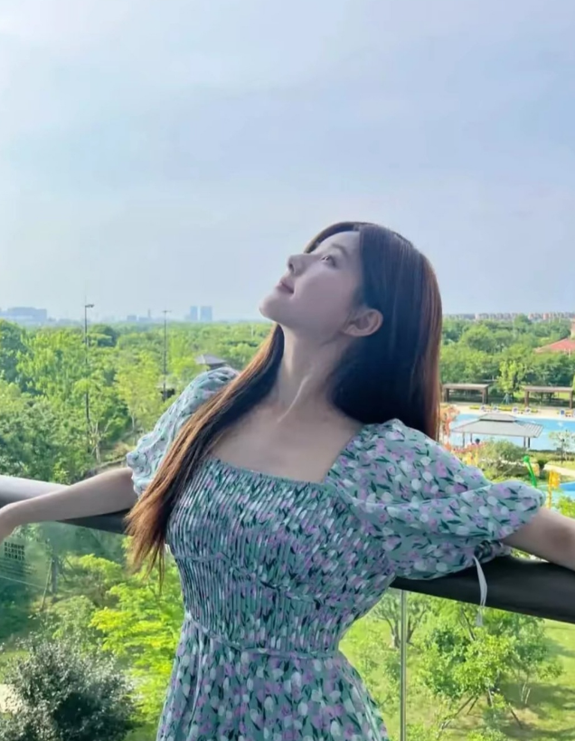 露思的颜值很有辨识度，不是千篇一律的网红脸