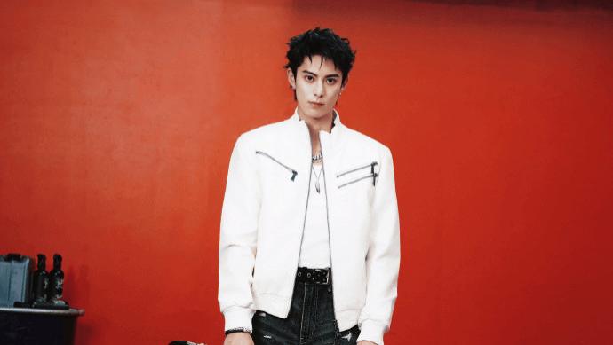 ​王鹤棣私人行程遭私生怼脸拍，挥手打落手机引全网热议