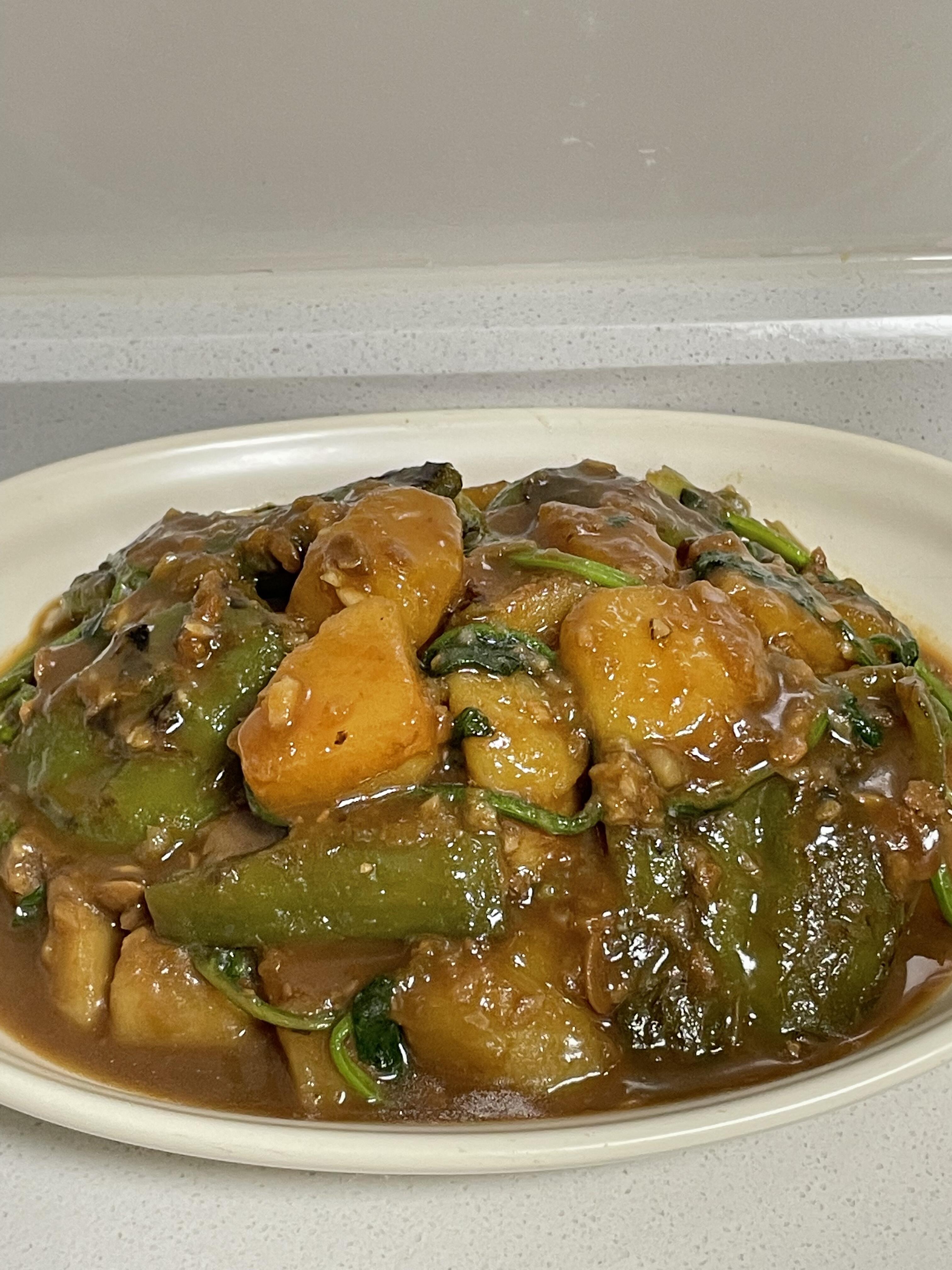 网友配方太绝了🤯青椒香菜土豆，汤汁拌饭香到舔盘
家人们谁懂啊😭 感谢网友的神