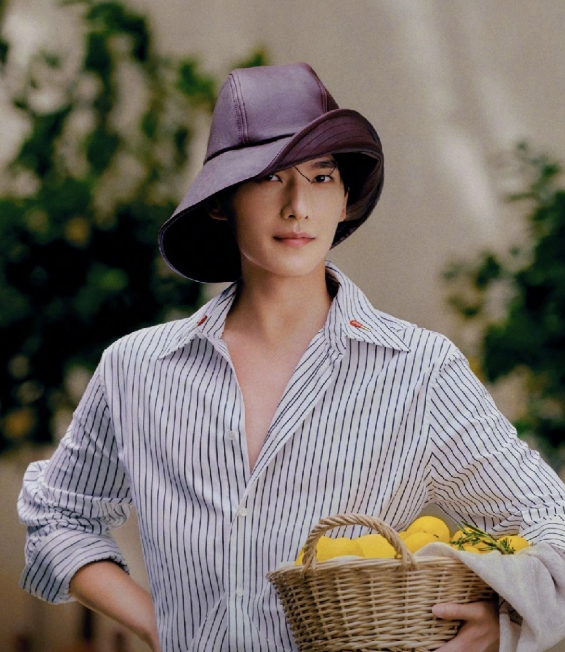 杨洋一个小伙子长得这么秀气
这么好看，比一般的姑娘长的都好看帅，他可是演过贾宝玉