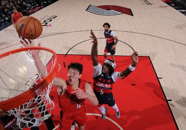 看到杨瀚森打成这样，心情复杂

02年开始看nba，看中国男篮，一路伴随着姚明，