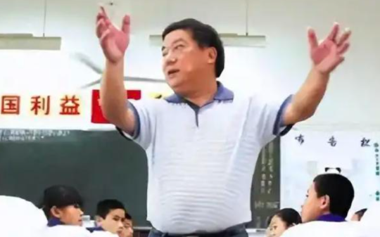 08年汶川大地震，救下2300名师生且零伤亡的校长，却因“泄露天机”，只多活了3年…