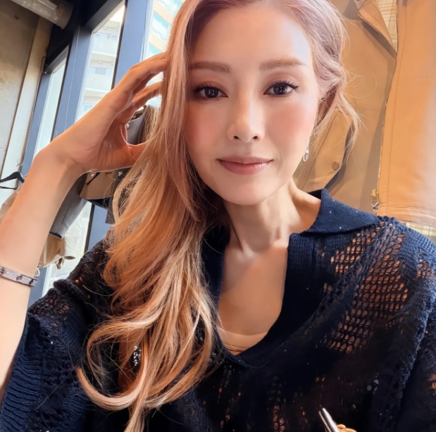 “最美港姐”李嘉欣
真是白瞎了一张盛世容颜，咋永远都穿不对呢？近日现身东京赏樱花