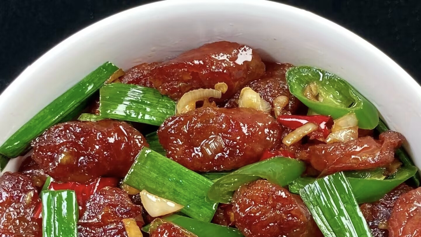 腊肠先蒸再炒，蒜苗分次下锅！这样做出来的蒜苗腊肠，口感绝了