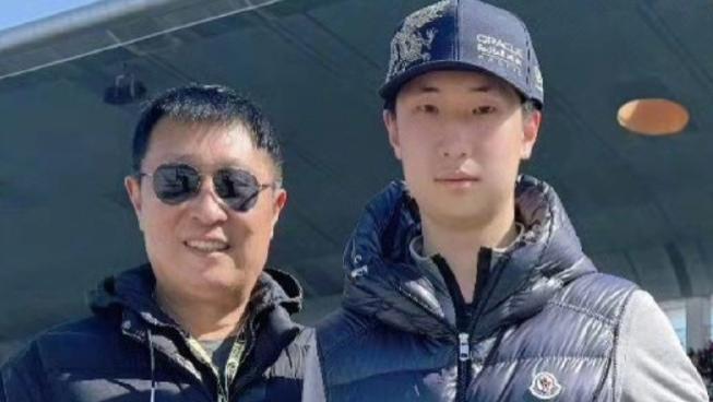 林永健带15岁儿子看F1！身高反超半头，撞脸年轻版自己