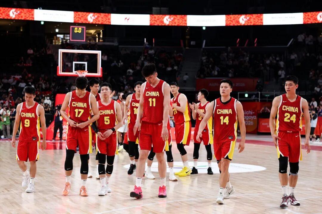 中国男篮创10年最差战绩！胡明轩成“背锅侠”？22分钟仅得2分，背后原因太扎心！