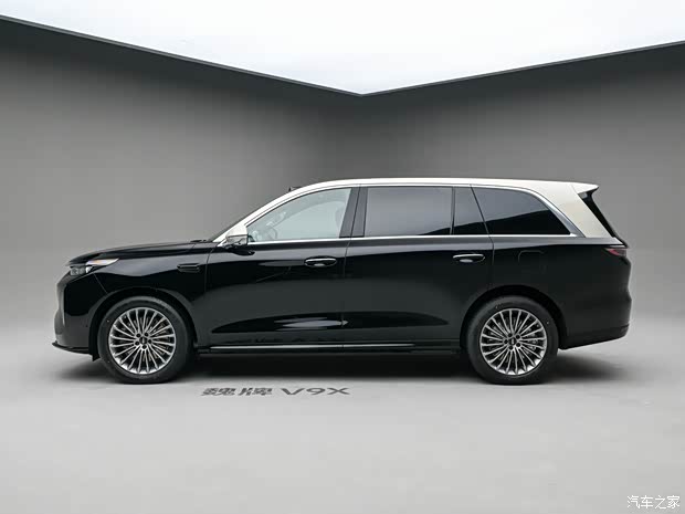 当下中国车市深陷价格战，不少车企一味打价格战，疯狂拼低价，而魏牌V9X走出了一条