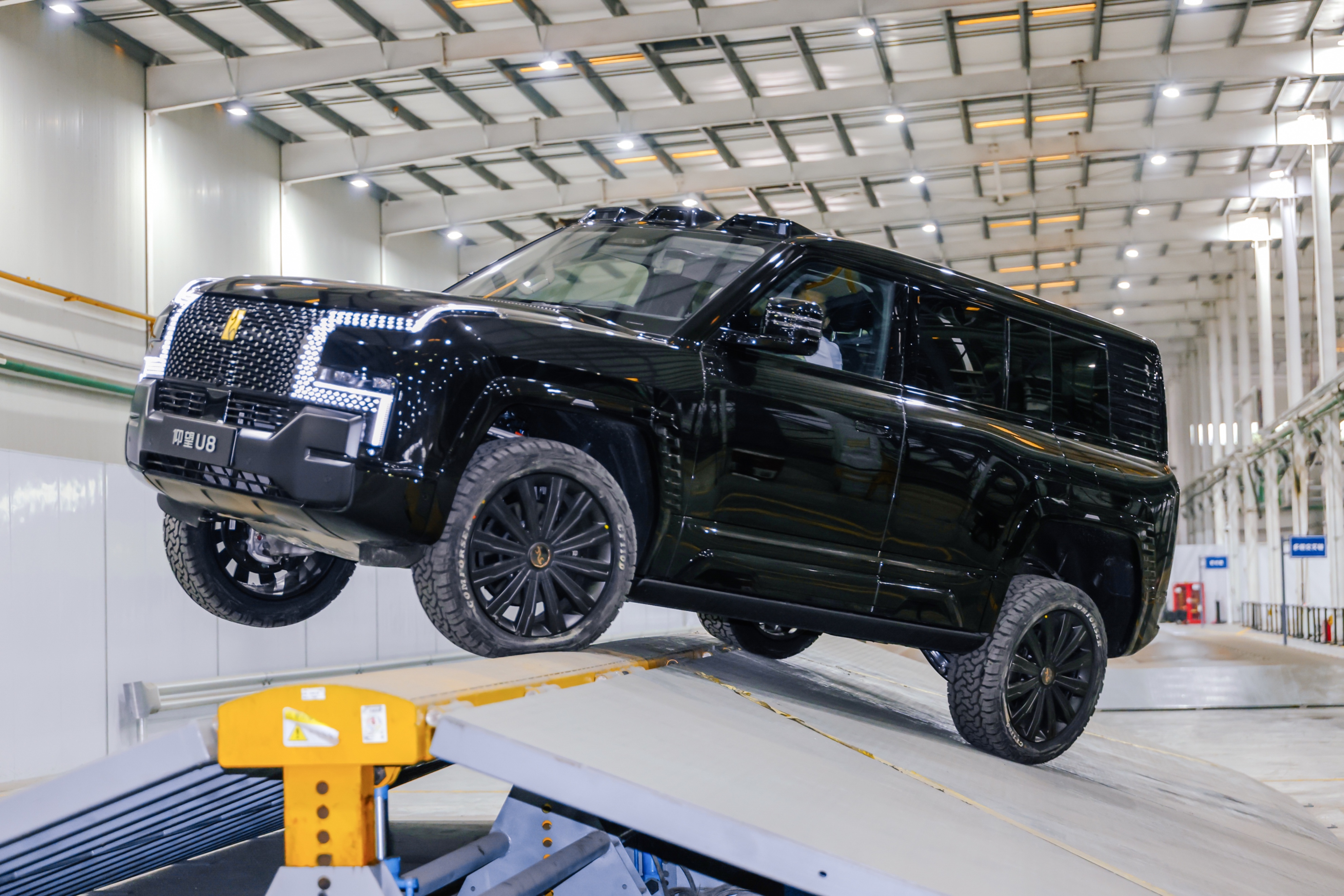 比亚迪把全球经典越野场景 “搬” 进工厂，打造国内首个电驱越野综合研发测试中心！