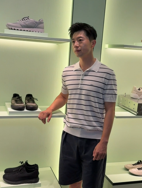 马龙亮相PRADA深圳开幕活动，身穿浅色条纹搭配深色裤装，清爽又干净的一身，好养