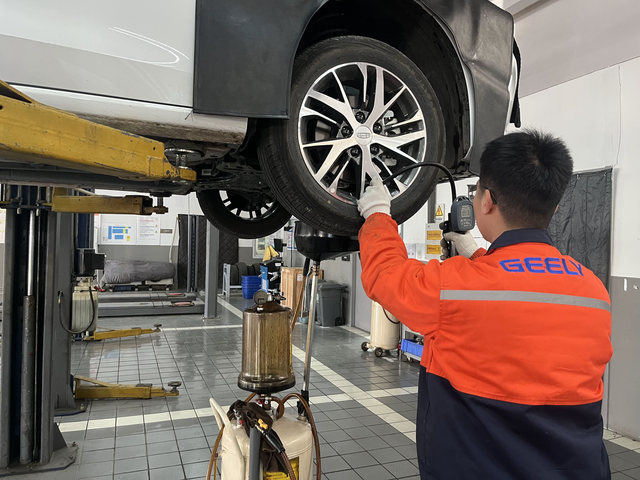 给我的小帝豪做保养
今天是给爱车做保养的日子，你为我遮风挡雨，那我也要对你精心呵