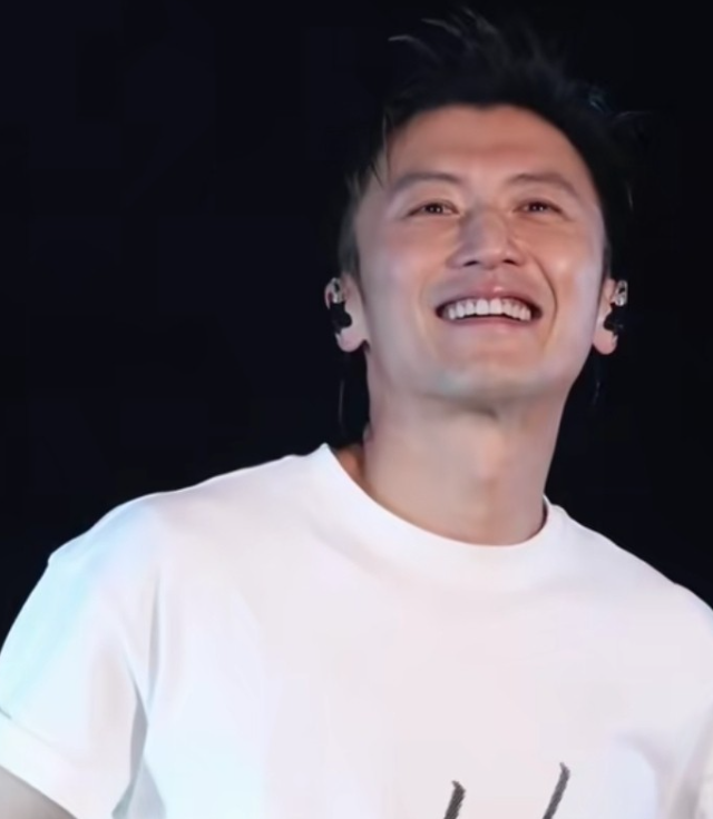 “哈喽，我看见你了。”
谢霆锋在演唱会上对着某个人喊，顺着他的目光看去，好多人都