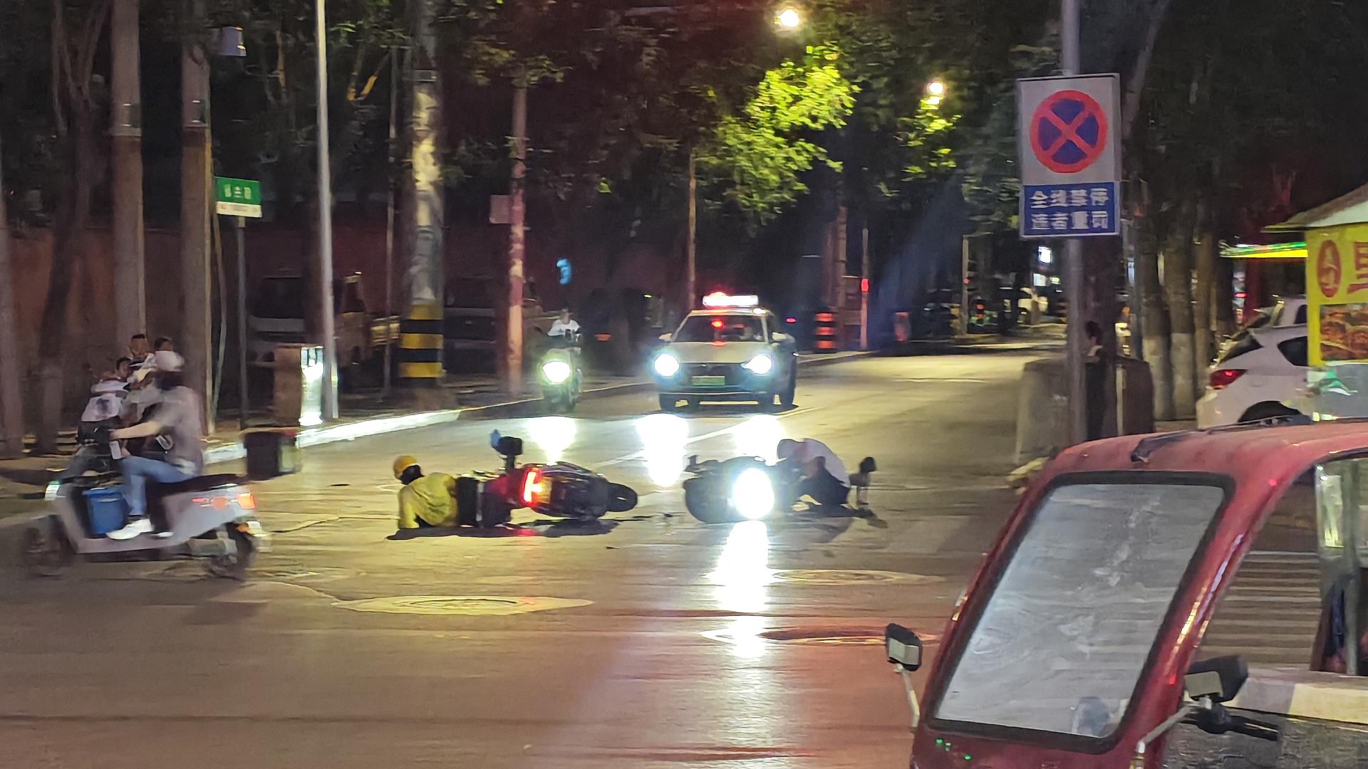 撞车了！外卖小哥，你慢点骑车