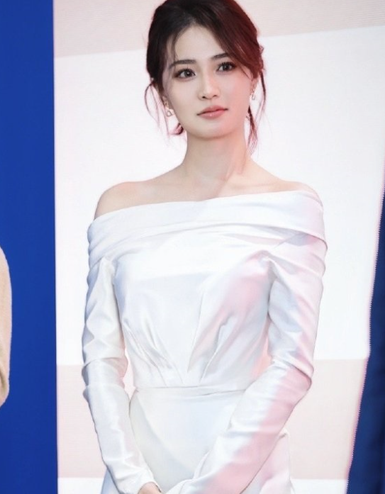 徐璐搭配的这件裙子有着完美的收腰效果
让她秀出了苗条的细腰和完美的身材比例
她穿