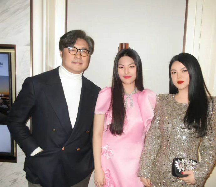 王岳伦发文，晒李湘、王诗龄的合影。
​他还辟谣了李湘网上流传的事件，但评论区全是